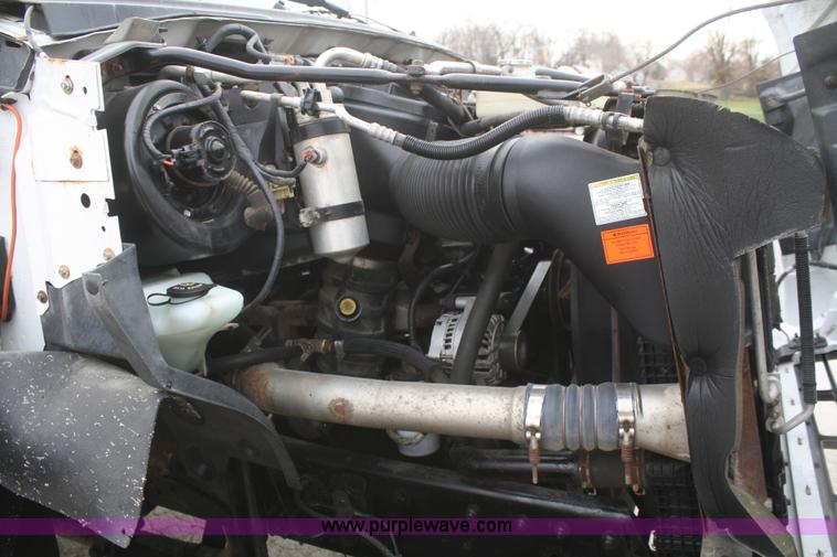 image for item F2723 2000 Ford F750 service truck