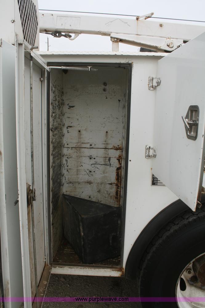 image for item F2723 2000 Ford F750 service truck