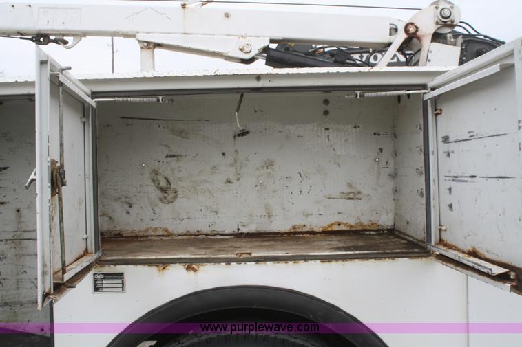 image for item F2723 2000 Ford F750 service truck