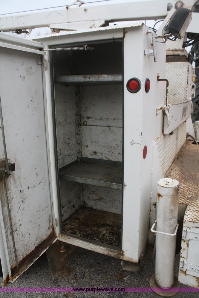 image for item F2723 2000 Ford F750 service truck