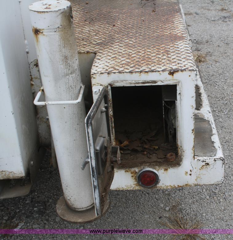 image for item F2723 2000 Ford F750 service truck