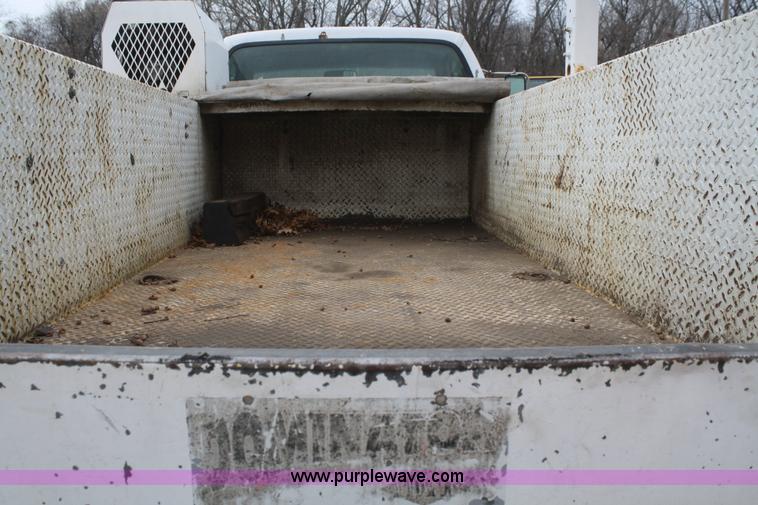 image for item F2723 2000 Ford F750 service truck