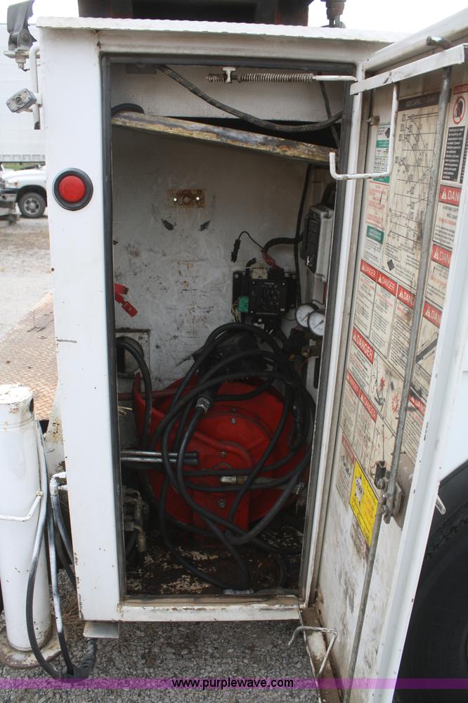 image for item F2723 2000 Ford F750 service truck