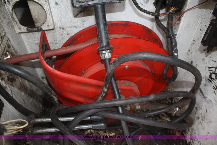 image for item F2723 2000 Ford F750 service truck