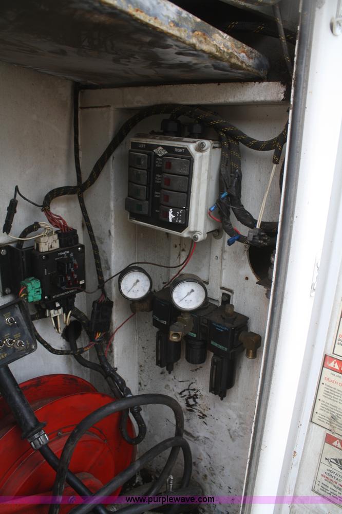 image for item F2723 2000 Ford F750 service truck