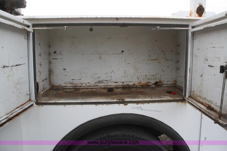 image for item F2723 2000 Ford F750 service truck