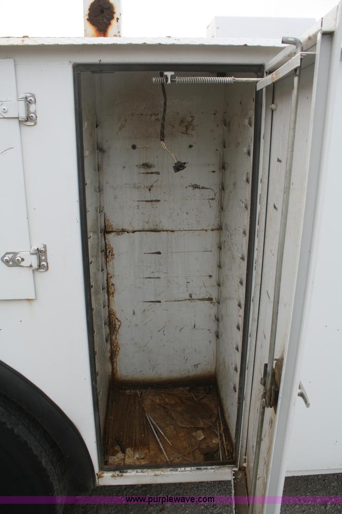 image for item F2723 2000 Ford F750 service truck