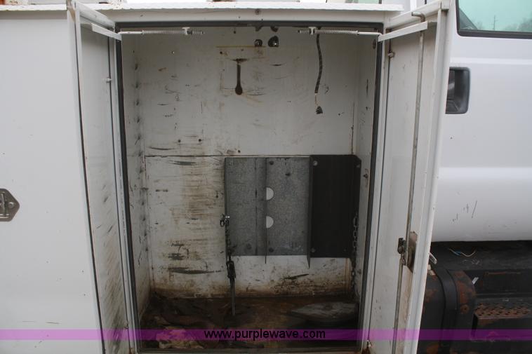 image for item F2723 2000 Ford F750 service truck