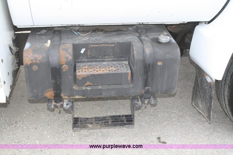 image for item F2723 2000 Ford F750 service truck