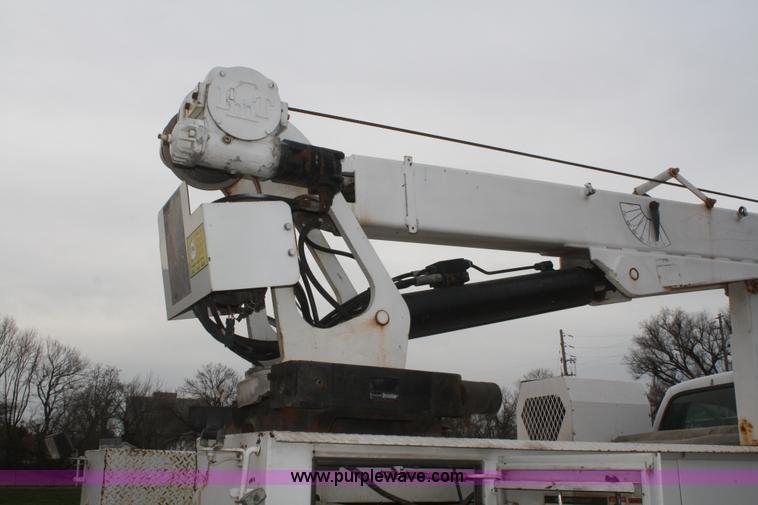 image for item F2723 2000 Ford F750 service truck