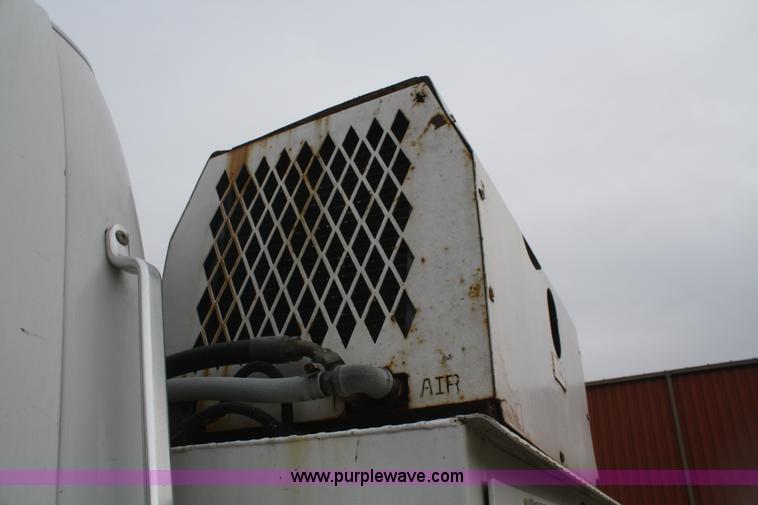 image for item F2723 2000 Ford F750 service truck