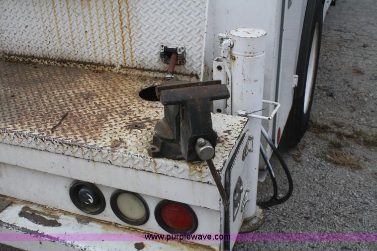 image for item F2723 2000 Ford F750 service truck