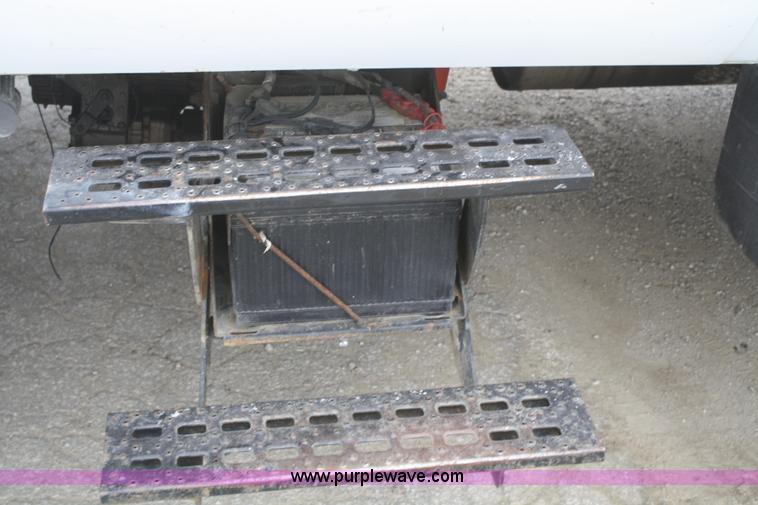 image for item F2723 2000 Ford F750 service truck