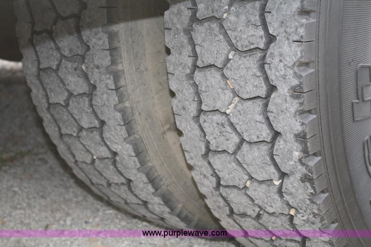 image for item F2723 2000 Ford F750 service truck