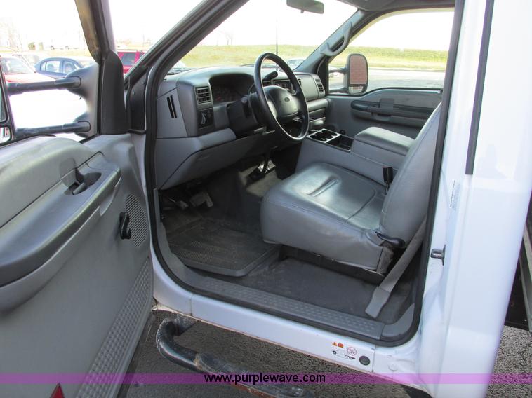 image for item F4059 2002 Ford F550 XL Super Duty box truck