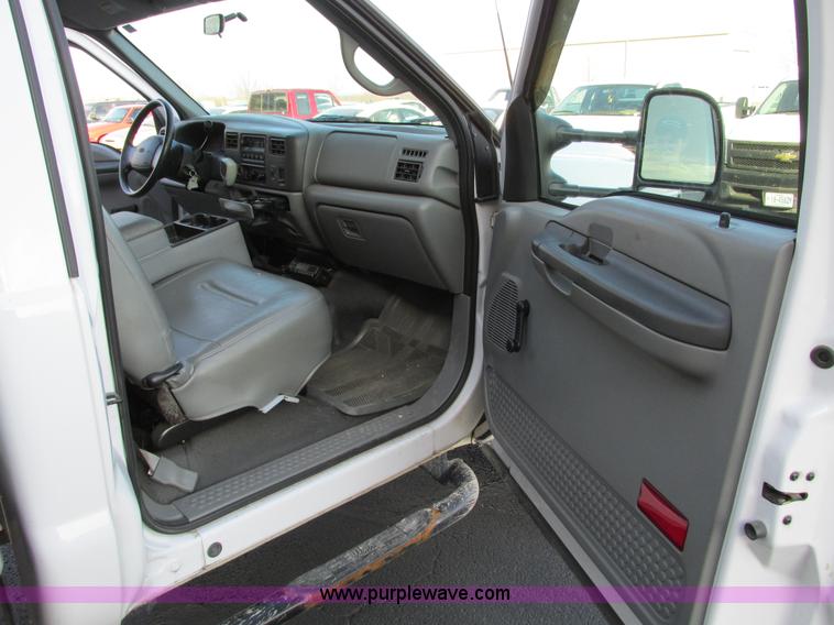 image for item F4059 2002 Ford F550 XL Super Duty box truck