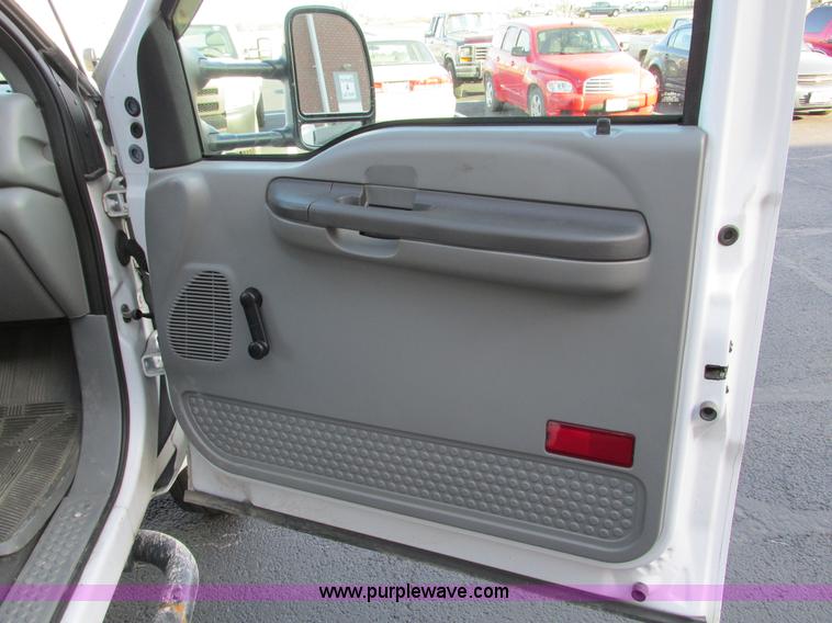 image for item F4059 2002 Ford F550 XL Super Duty box truck