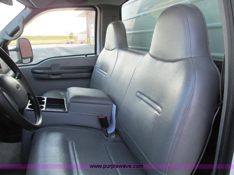 image for item F4059 2002 Ford F550 XL Super Duty box truck