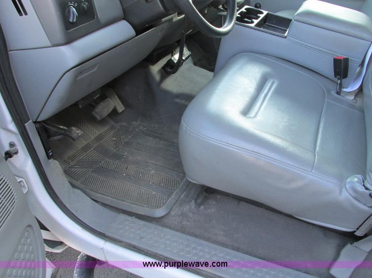 image for item F4059 2002 Ford F550 XL Super Duty box truck