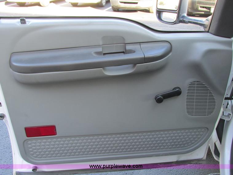 image for item F4059 2002 Ford F550 XL Super Duty box truck