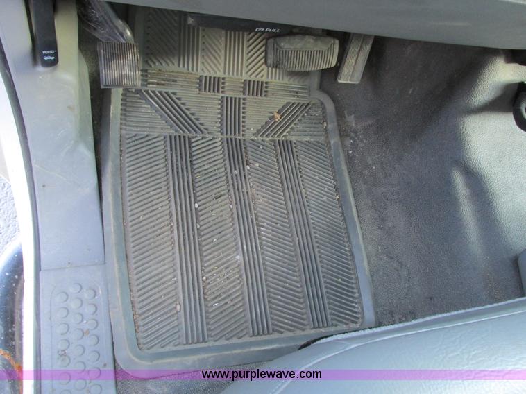 image for item F4059 2002 Ford F550 XL Super Duty box truck