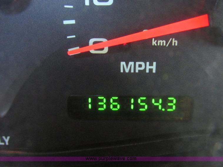 image for item F4059 2002 Ford F550 XL Super Duty box truck