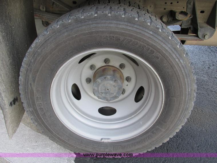 image for item F4059 2002 Ford F550 XL Super Duty box truck