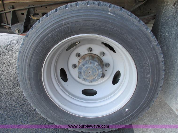 image for item F4059 2002 Ford F550 XL Super Duty box truck