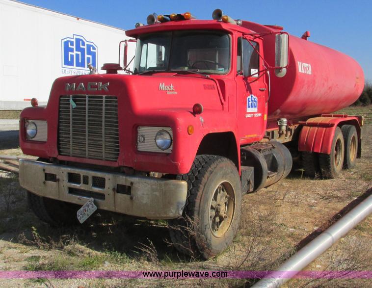 image for item F4065 1985 Mack RD686S water tank truck