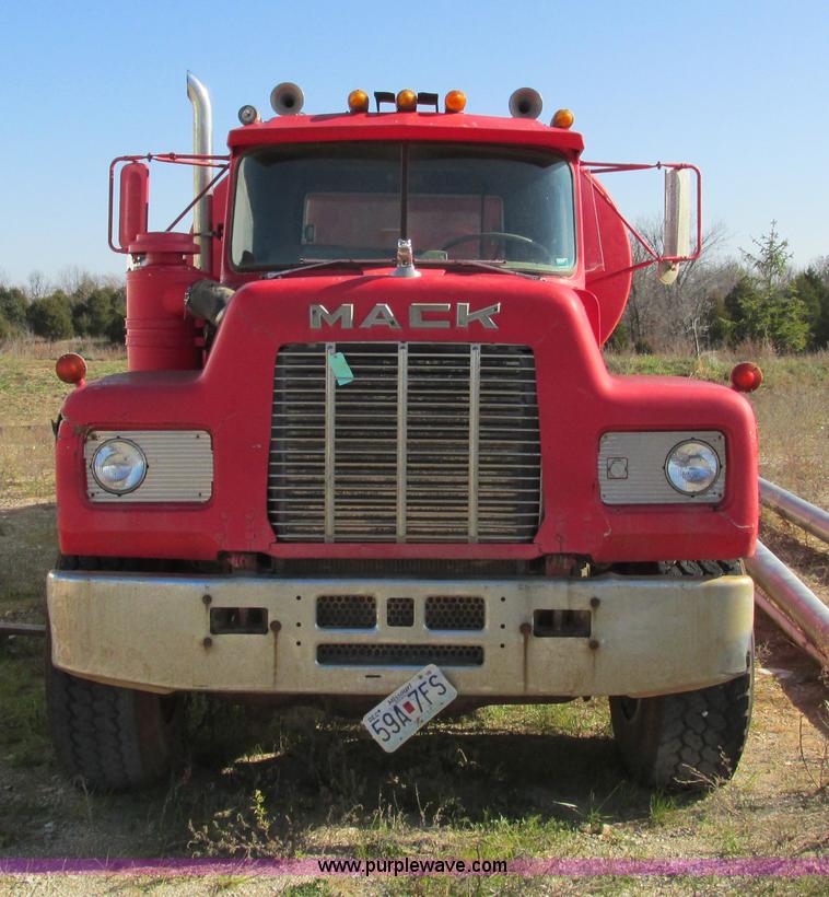 image for item F4065 1985 Mack RD686S water tank truck