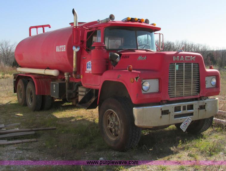image for item F4065 1985 Mack RD686S water tank truck