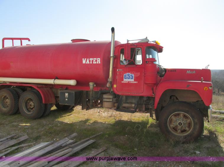 image for item F4065 1985 Mack RD686S water tank truck