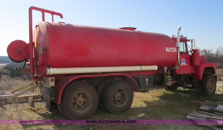image for item F4065 1985 Mack RD686S water tank truck