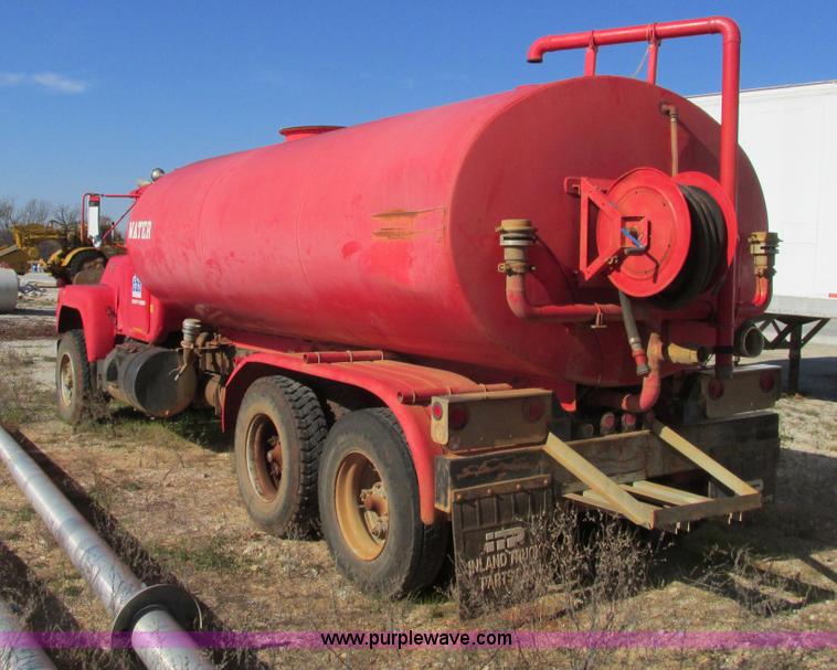 image for item F4065 1985 Mack RD686S water tank truck