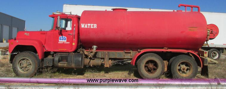 image for item F4065 1985 Mack RD686S water tank truck