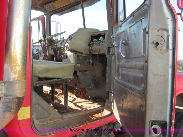 image for item F4065 1985 Mack RD686S water tank truck