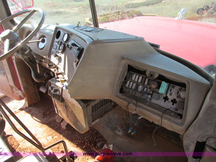 image for item F4065 1985 Mack RD686S water tank truck