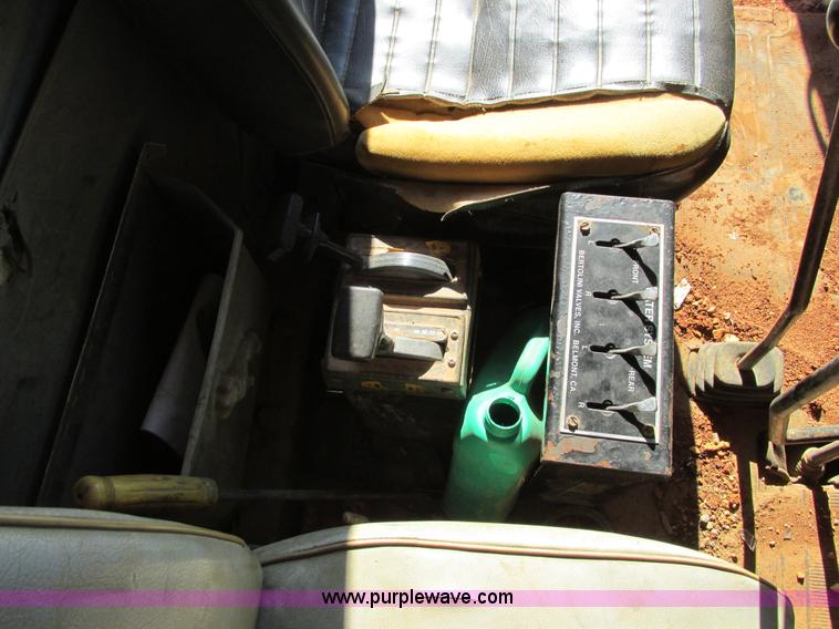 image for item F4065 1985 Mack RD686S water tank truck