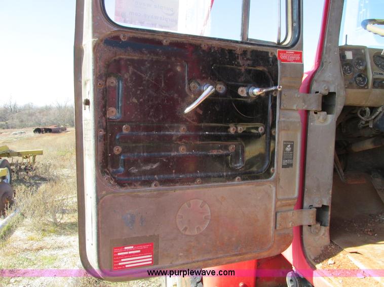 image for item F4065 1985 Mack RD686S water tank truck