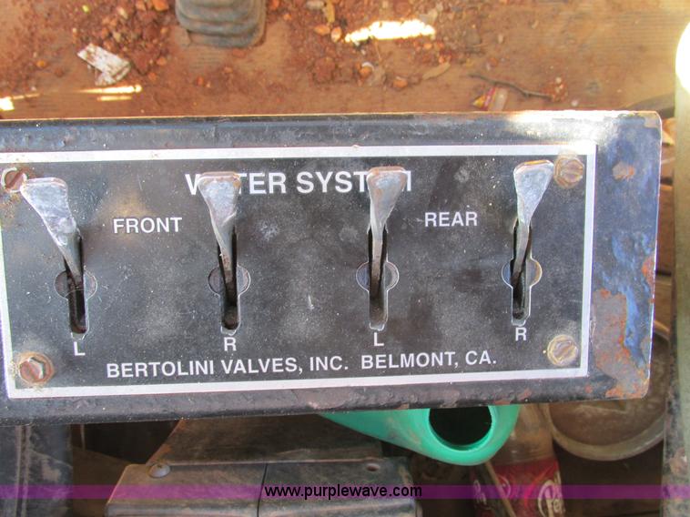 image for item F4065 1985 Mack RD686S water tank truck