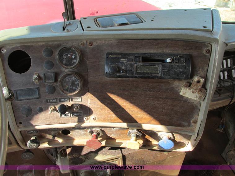 image for item F4065 1985 Mack RD686S water tank truck