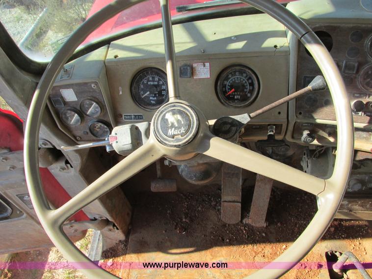 image for item F4065 1985 Mack RD686S water tank truck