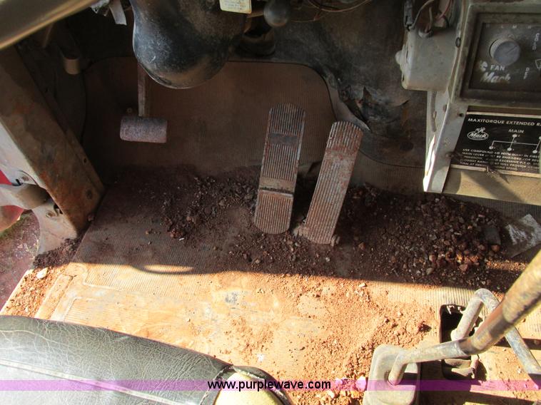 image for item F4065 1985 Mack RD686S water tank truck