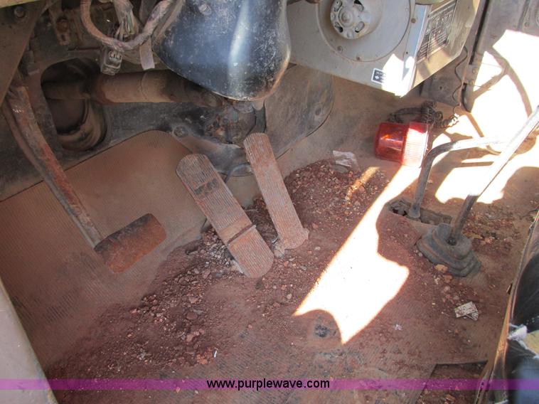 image for item F4065 1985 Mack RD686S water tank truck