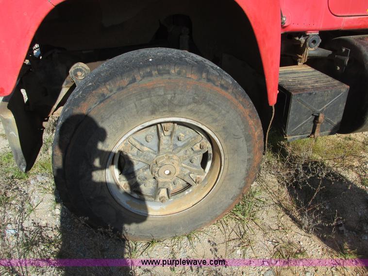 image for item F4065 1985 Mack RD686S water tank truck