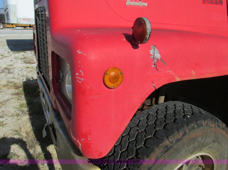 image for item F4065 1985 Mack RD686S water tank truck