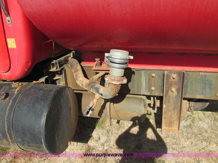 image for item F4065 1985 Mack RD686S water tank truck