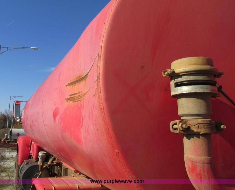 image for item F4065 1985 Mack RD686S water tank truck
