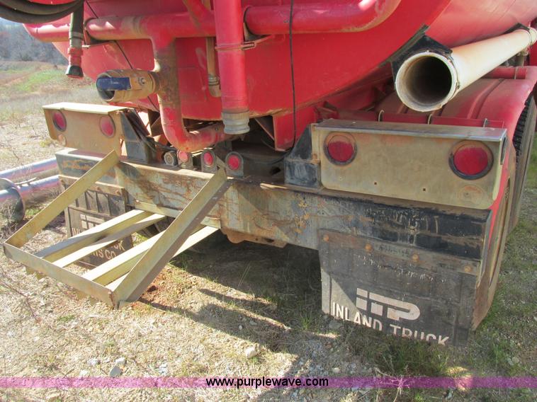 image for item F4065 1985 Mack RD686S water tank truck