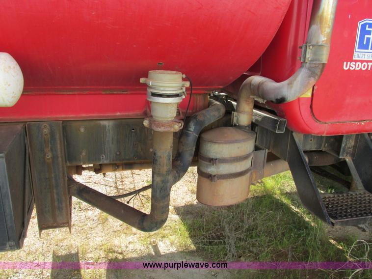 image for item F4065 1985 Mack RD686S water tank truck